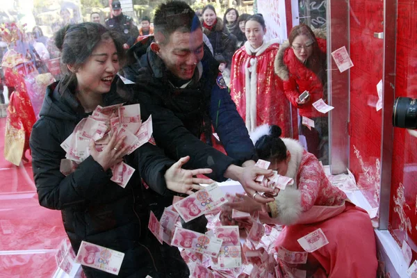 Chińskich Turystów Starają Się Złapać 100 Juan Banknoty Jak Najwięcej — Zdjęcie stockowe