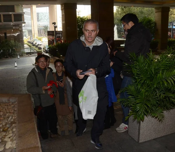 Entrenador Fútbol Portugués José Mourinho Frente Seguido Por Los Aficionados — Foto de Stock