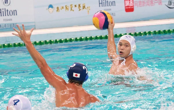 Spiller Kinas Mænds Nationale Vandpolo Hold Konkurrerer Mod Spiller Japans - Stock-foto