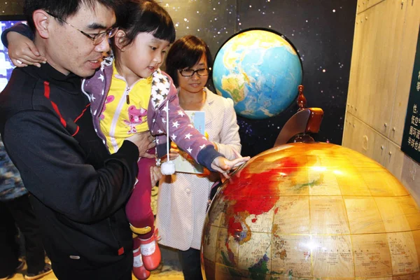 File Família Chinesa Três Visitas Uma Exposição Cidade Shijiazhuang Norte — Fotografia de Stock