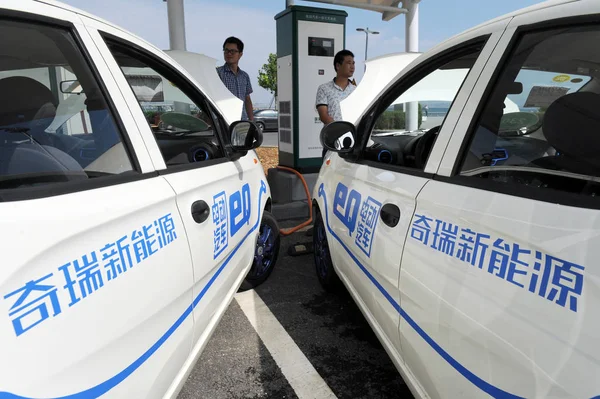 Chinese Werknemers Opladen Elektrische Auto Van Chery Een Oplaadstation Dalian — Stockfoto