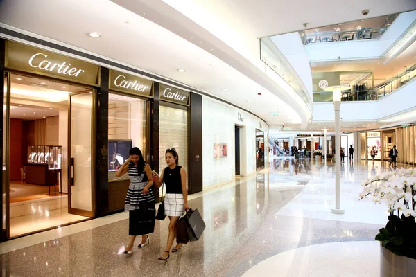 Jovens Mulheres Moda Carregando Sacos Compras Passam Pela Boutique Cartier — Fotografia de Stock