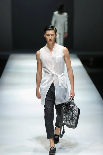 Modell Visar Skapelse Jinliang Lin Modevisning Den Kina Fashion Week — Stockfoto