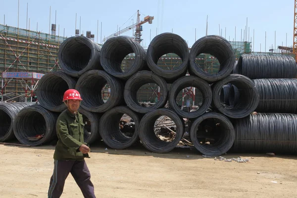 Chiński Pracownik Idzie Obok Stosu Stalowych Prętów Budowie Rizhao Miasta — Zdjęcie stockowe
