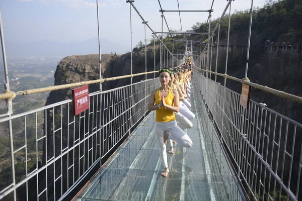 Mulheres Chinesas Realizam Ioga Ponte Suspensa Fundo Vidro 180 Metros — Fotografia de Stock