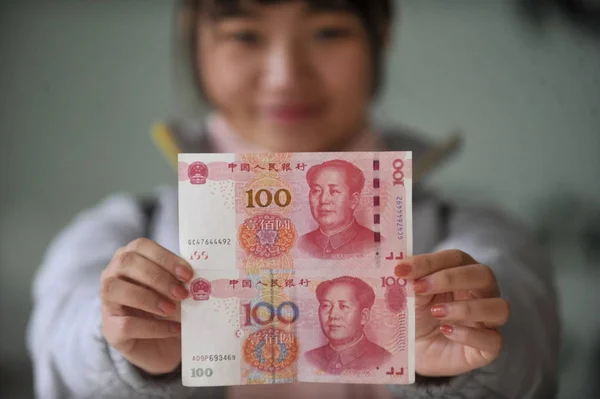 Uma Menina Chinesa Exibe Nova Versão Nota 100 Yuans Superior — Fotografia de Stock