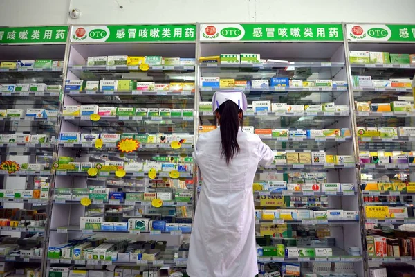 2011년 상둥성 린이시의 약국에서 약사를 분배하는 — 스톡 사진