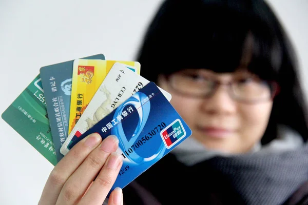 Een Chinese Vrouw Tonen Haar Bankkaarten Lianyungang Stad Oost China — Stockfoto