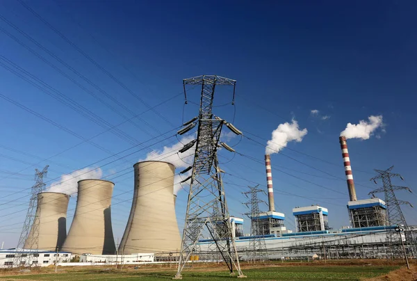 Humo Vapor Descargan Las Chimeneas Torres Refrigeración Una Central Eléctrica — Foto de Stock