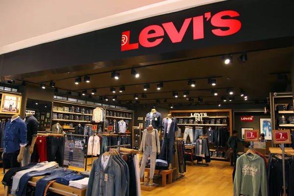 2015年3月15日 中国中部河南省浙州市にあるリーバイス Levi Strauss の店舗で買い物をしているお客様 — ストック写真
