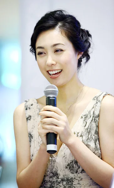 2011年6月12日 在中国上海举行的第十四届上海国际电影节上 日本女演员藤国和月在日本电影周开幕新闻发布会上发表演讲 — 图库照片