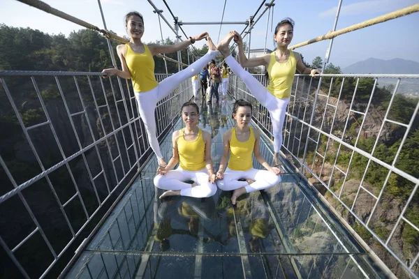 Las Mujeres Chinas Realizan Yoga Puente Colgante 180 Metros Altura — Foto de Stock