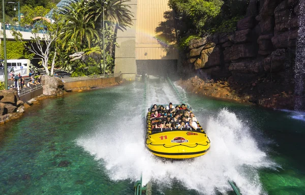 Tourists Brave Splash Water Rushing Jurassic Park Area Universal Studios — Stock Photo, Image