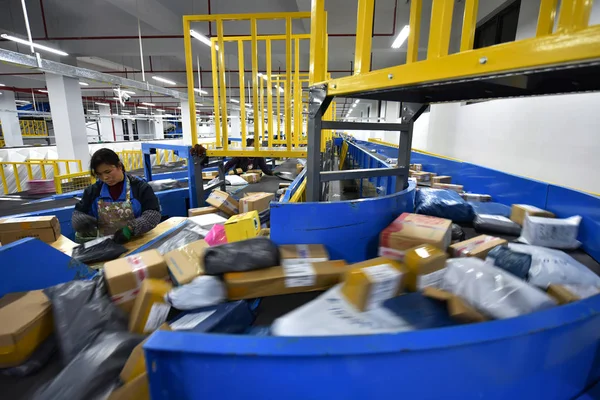 Chinese Workers Sort Out Parcels Most Which Singles Day Online — Stock Photo, Image