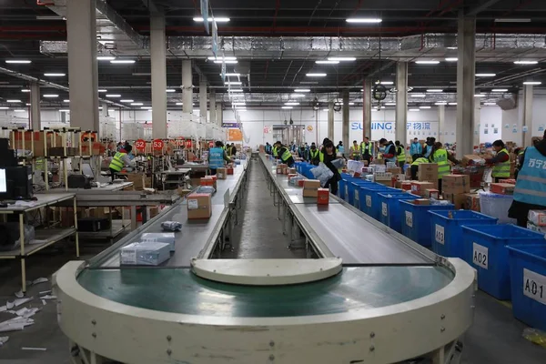Chinesische Arbeiter Sortieren Einem Verteilzentrum Der Stadt Shenyang Provinz Liaoning — Stockfoto