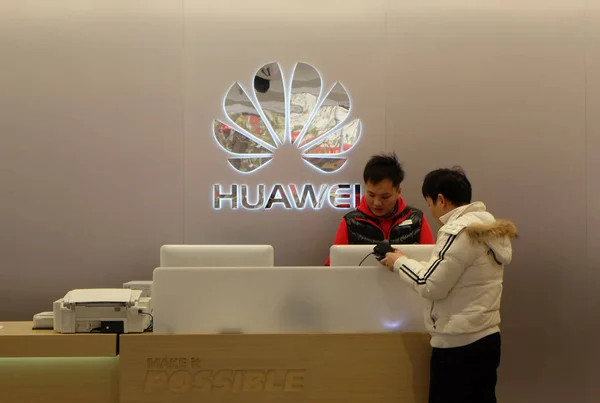 2019年1月15日 一名员工在中国上海华为专卖店合影 — 图库照片