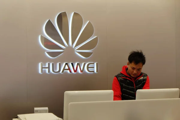 Funcionário Retratado Uma Loja Huawei Xangai China Janeiro 2019 — Fotografia de Stock