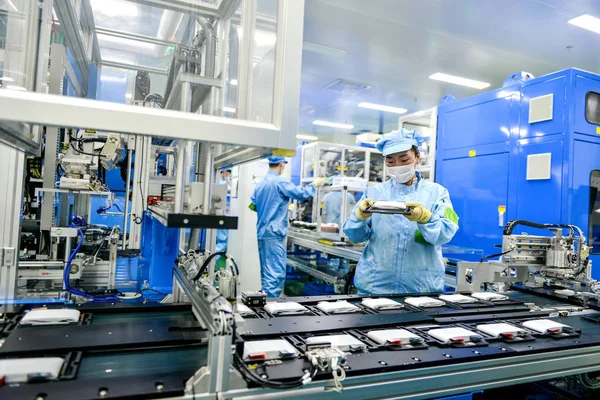 Trabalhadores Chineses Fabricam Autopeças Para Novos Carros Energia Uma Fábrica — Fotografia de Stock