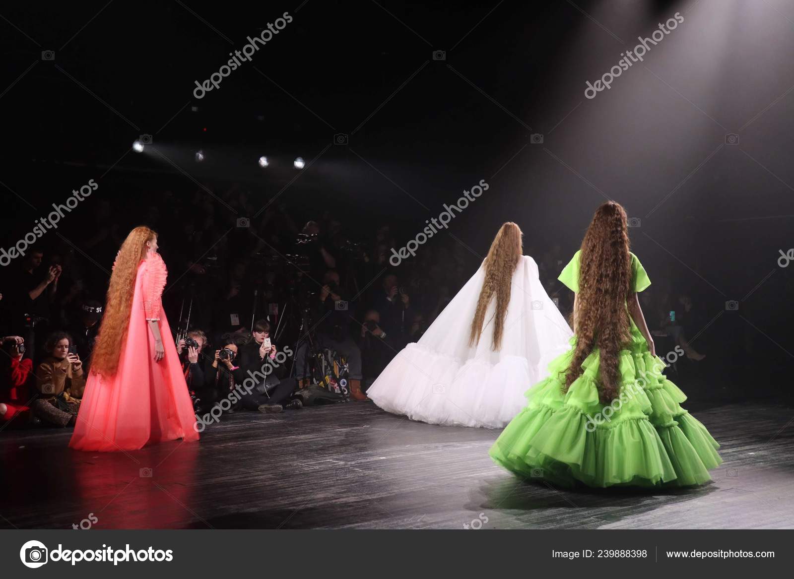Models Display New Creations Viktor Rolf Viktor Rolf Fashion Show Stock Editorial Photo C Chinaimages 239