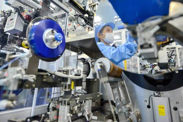 中国の労働者は Changxing 郡の工場で新しいエネルギー車の自動車部品を製造しています Huzhou 東中国浙江省 2018 月28日 — ストック写真