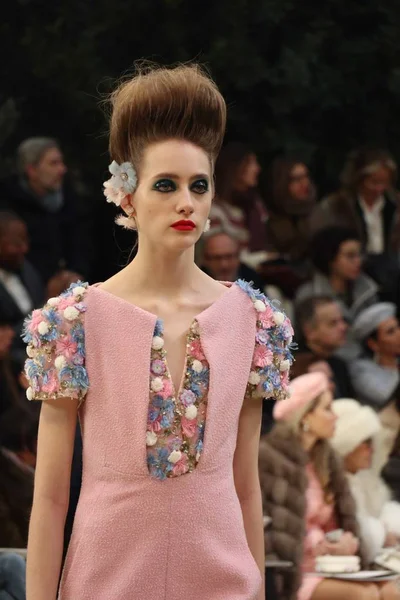 Модель Демонстрирует Новое Творение Показе Мод Chanel Время Недели Моды — стоковое фото