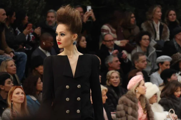 Модель Демонстрирует Новое Творение Показе Мод Chanel Время Недели Моды — стоковое фото
