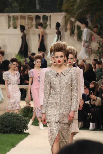 Модели Демонстрируют Новые Творения Показе Мод Chanel Время Недели Моды — стоковое фото
