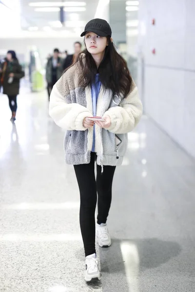 Китайская Актриса Джелли Лин Линь Юнь Изображена Шанхайском Международном Аэропорту — стоковое фото