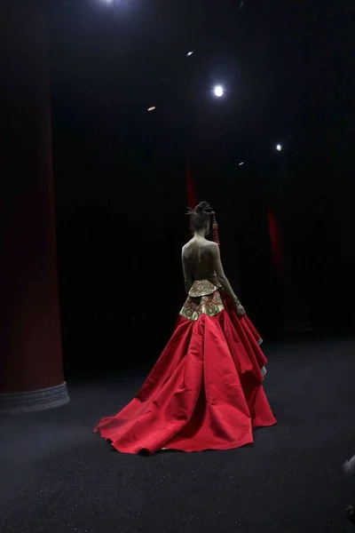 Modelo Exibe Uma Nova Criação Desfile Moda Guo Pei Durante — Fotografia de Stock