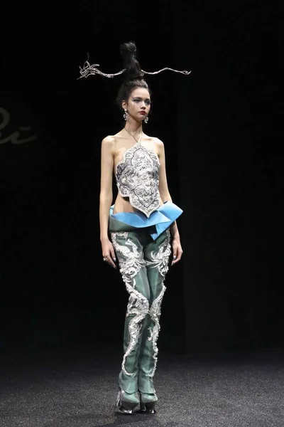 Modelo Exibe Uma Nova Criação Desfile Moda Guo Pei Durante — Fotografia de Stock