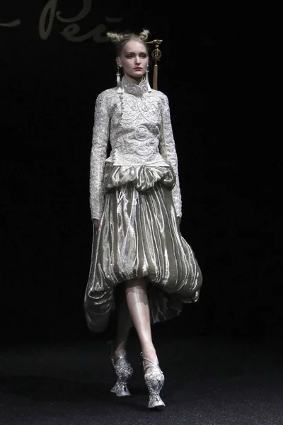 Model Displays New Creation Guo Pei Fashion Show Paris Haute — Stock Photo, Image