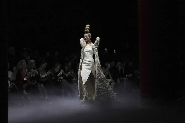 Bir Modeli Yeni Bir Yaratım Guo Pei Defilede Paris Haute — Stok fotoğraf