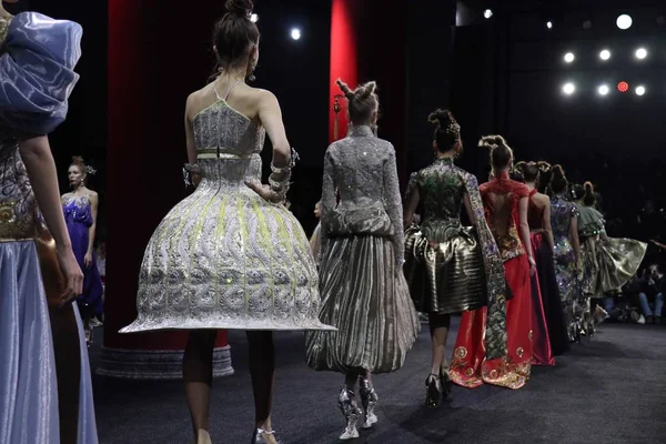 Modelli Presentano Nuove Creazioni Alla Sfilata Guo Pei Durante Paris — Foto Stock