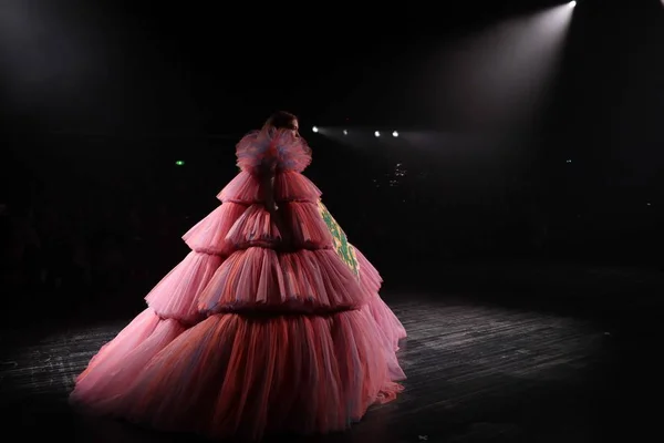 Modelo Muestra Una Nueva Creación Desfile Moda Viktor Rolf Viktor — Foto de Stock