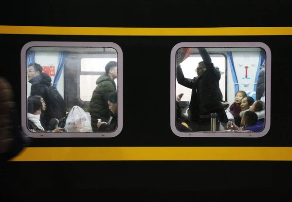 Los Pasajeros Chinos Son Vistos Bordo Tren Para Regresar Casa — Foto de Stock