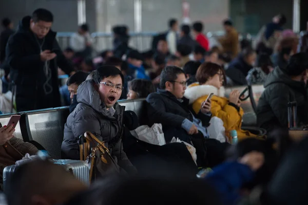 Chinesische Passagiere Ruhen Sich Aus Während Sie Nordbahnhof Von Chengdu — Stockfoto