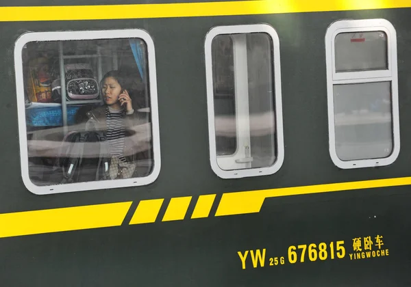 Китайский Пассажир Разговаривает Мобильному Телефону Поезде Другие Возвращаются Домой Китайский — стоковое фото