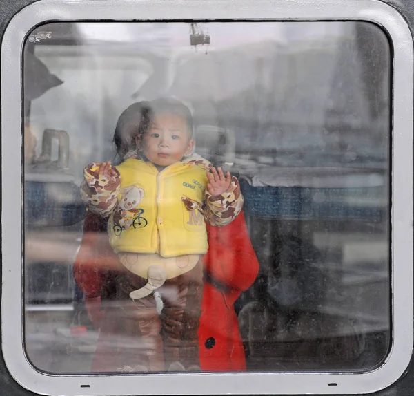 Kinesisk Mor Håller Sin Lille Son Fönstret Ombord Ett Tåg — Stockfoto