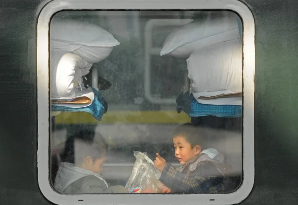 Kinesiska Småpojkar Chatta Genom Fönstret Ombord Ett Tåg Som Och — Stockfoto