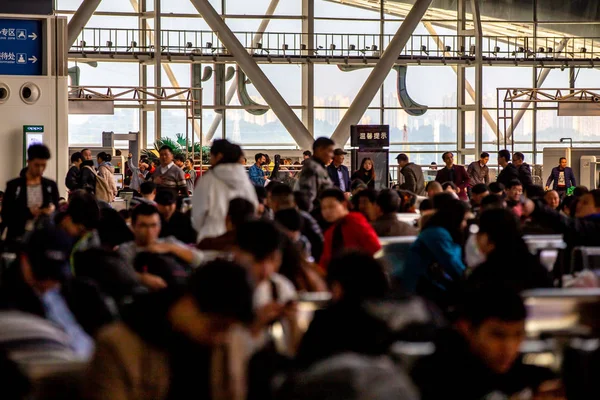Chinese Passagiers Rusten Als Wachten Hun Trein Terug Naar Huis — Stockfoto