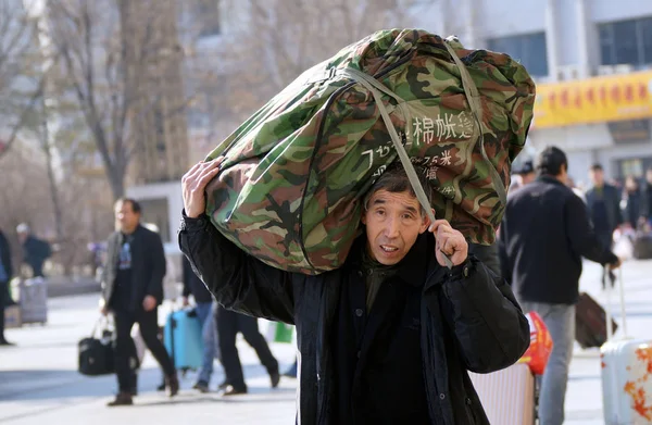 Bir Çinli Göçmen Işçisi Onun Bagaj Taşıyan Tianjin Tren Istasyonu — Stok fotoğraf