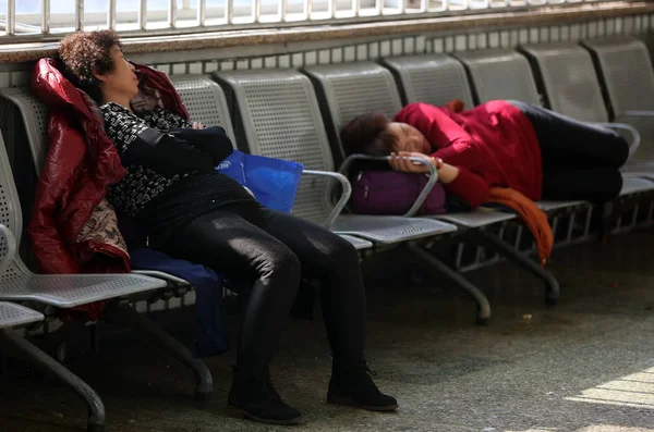 中国の乗客帰る中国旧正月の春祭りの旅行ラッシュ 西安市北西のあごに西安駅で Chunyun として知られている間に 列車を待つ 他の横に椅子の上で昼寝します — ストック写真