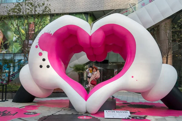 Граждане Фотографируются Love Gloves Heart Hands Slick Dissizit Выставке Xintiandi — стоковое фото