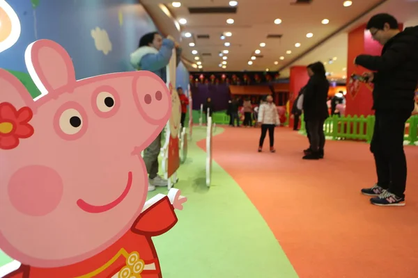 Människor Besöker Ppeppa Pig Tema Popup Butiken För Att Förvärma — Stockfoto