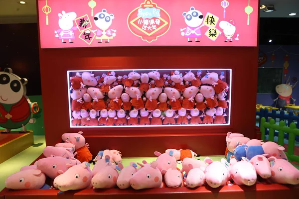 Gente Visita Tienda Pop Temática Ppeppa Pig Para Precalentar Próxima —  Fotos de Stock