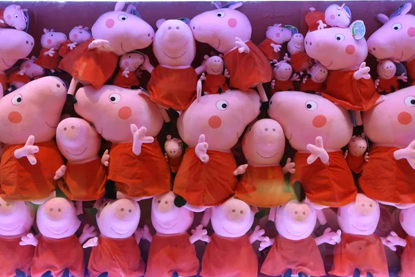Люди Посещают Популярный Магазин Ppeppa Pig Тематики Подготовки Предстоящему Фильму — стоковое фото