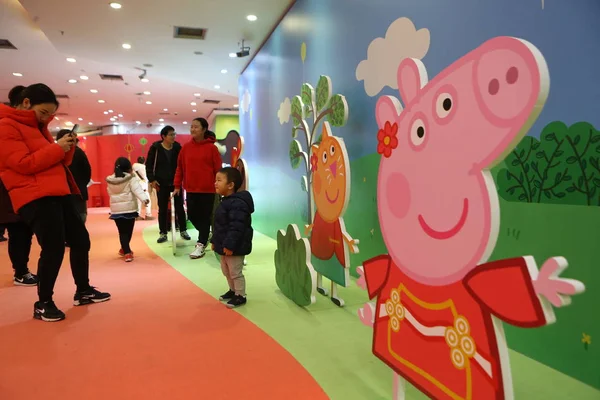 Pessoas Visitam Loja Pop Ppeppa Pig Themed Para Pré Aquecer — Fotografia de Stock