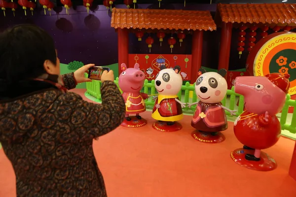 2019年1月22日 在中国上海 人们参观了以 Ppeppa 猪为主题的弹出式商店 为即将上映的电影 百事可乐庆祝中国新年 进行了预热 — 图库照片