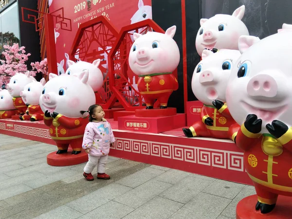 Una Niña China Reacciona Mientras Mira Figuras Cerditos Lindos Desparramados — Foto de Stock