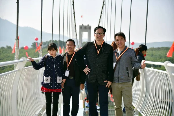 Los Visitantes Posan Primer Puente Fondo Cristal Guangzhou Ciudad Guangzhou — Foto de Stock
